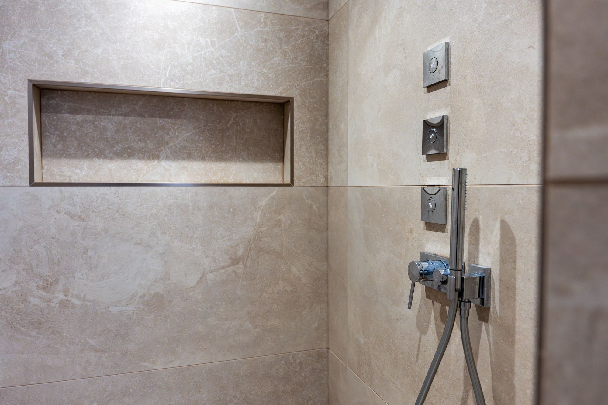 Douche italienne avec niche en pierre beige, Angel Carrelages