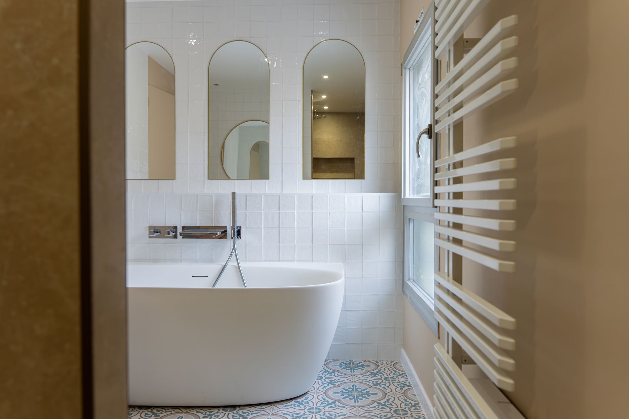 Salle de bains avec baignoire îlot et carreaux à motifs, Angel Carrelages