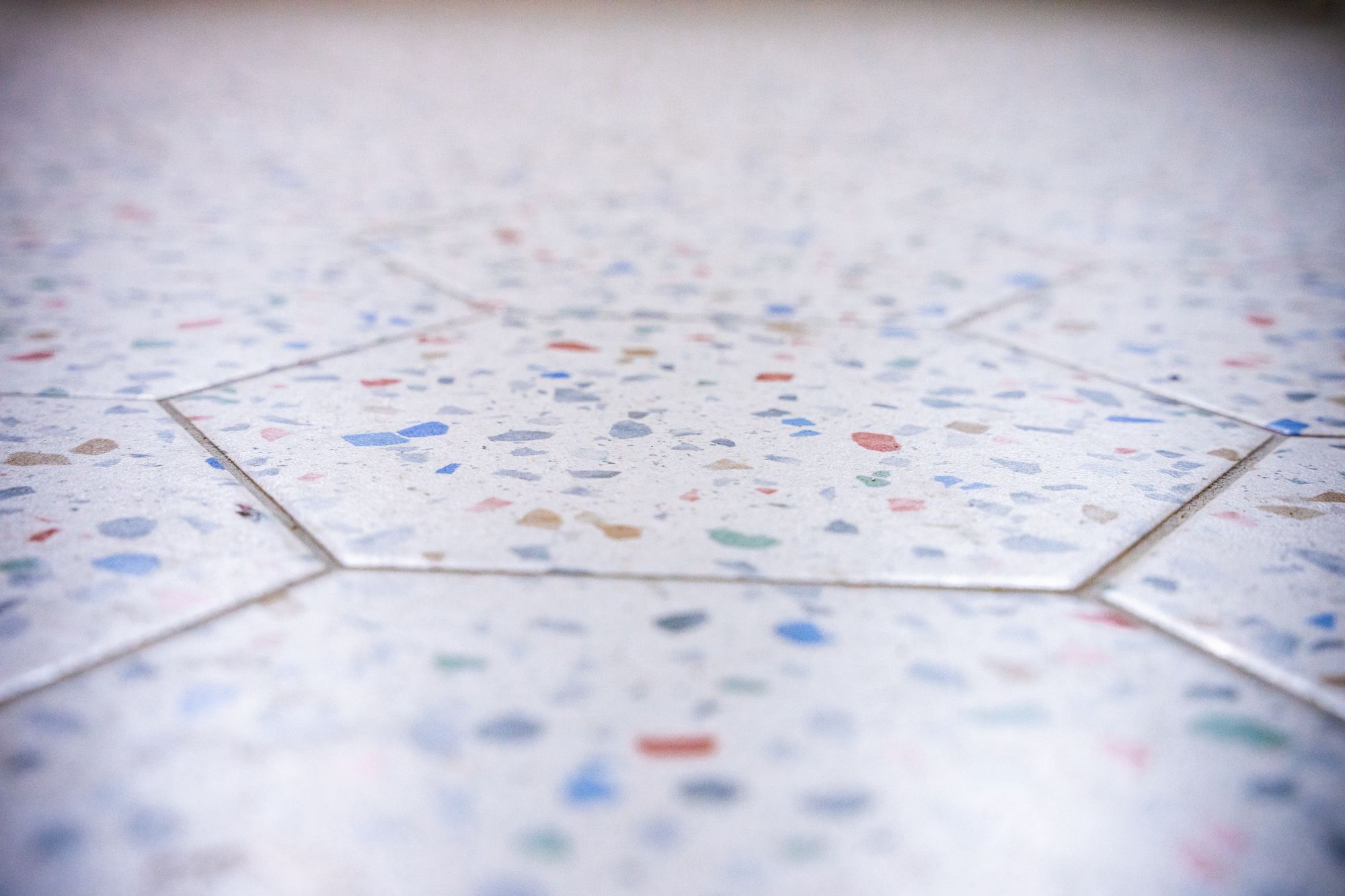 Carrelage hexagonal en terrazzo coloré, Angel Carrelages