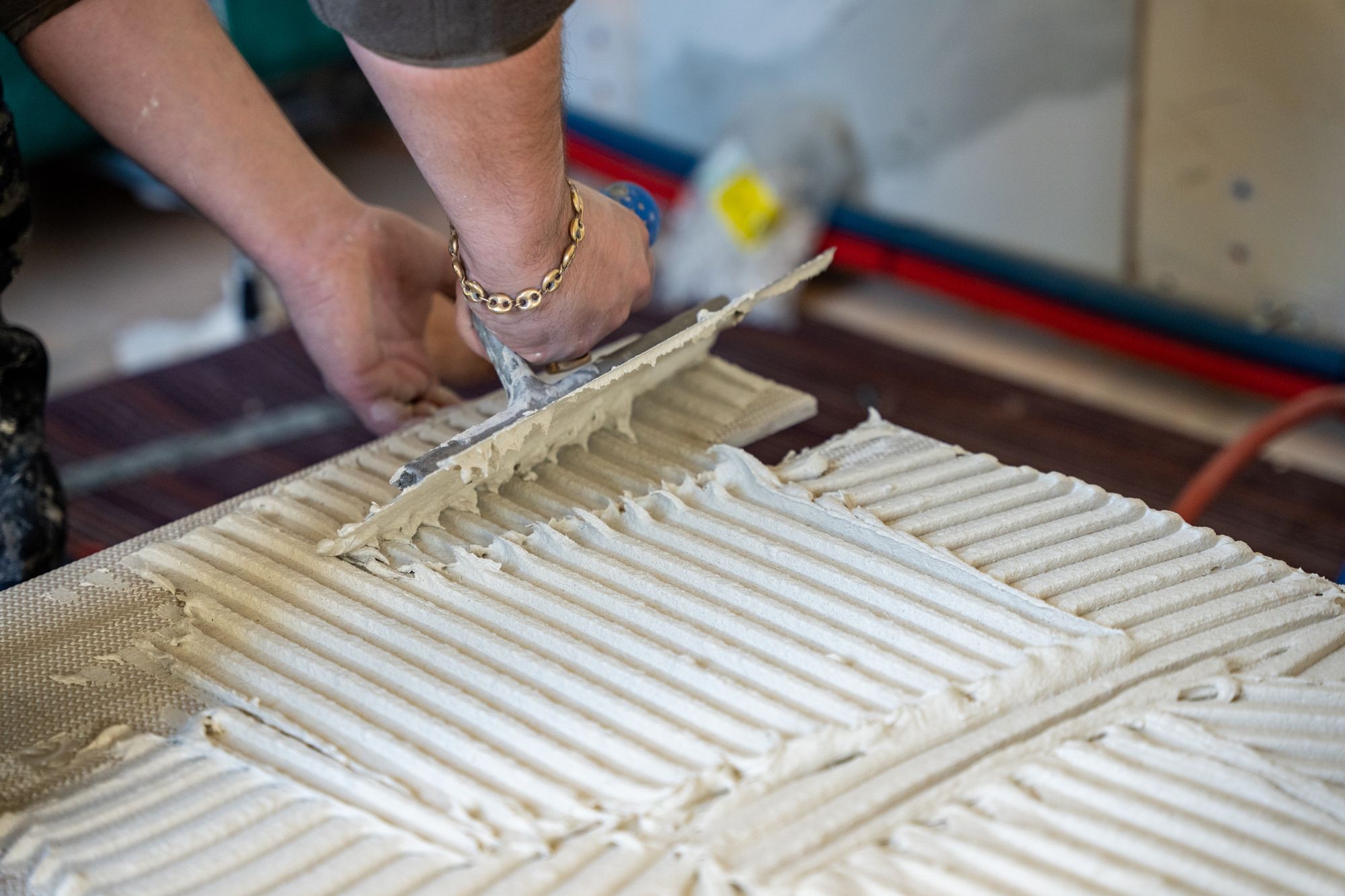 Pose de carrelage à la spatule crantée, Angel Carrelages