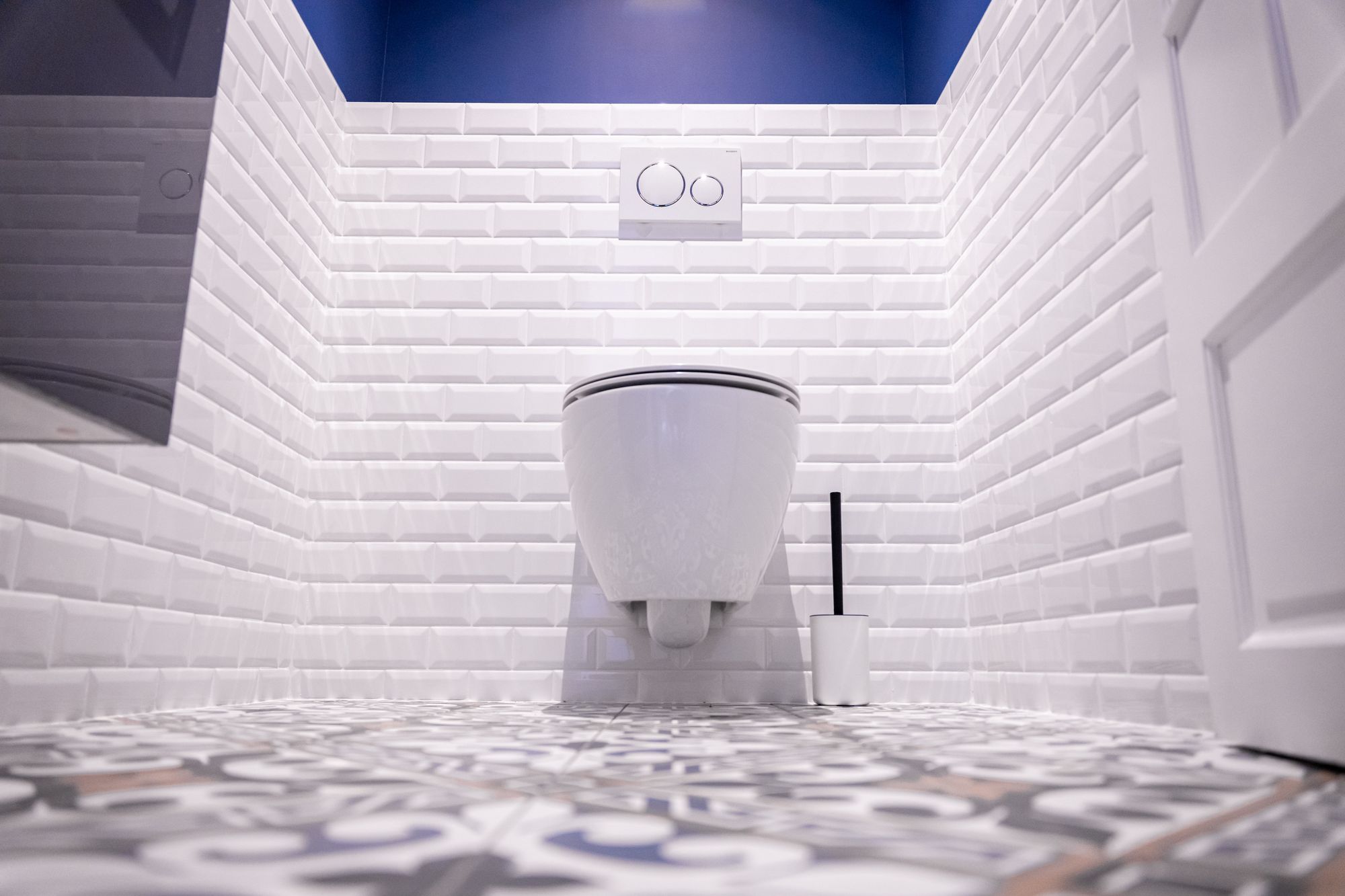 Toilettes suspendues en carrelage métro blanc, Angel Carrelages