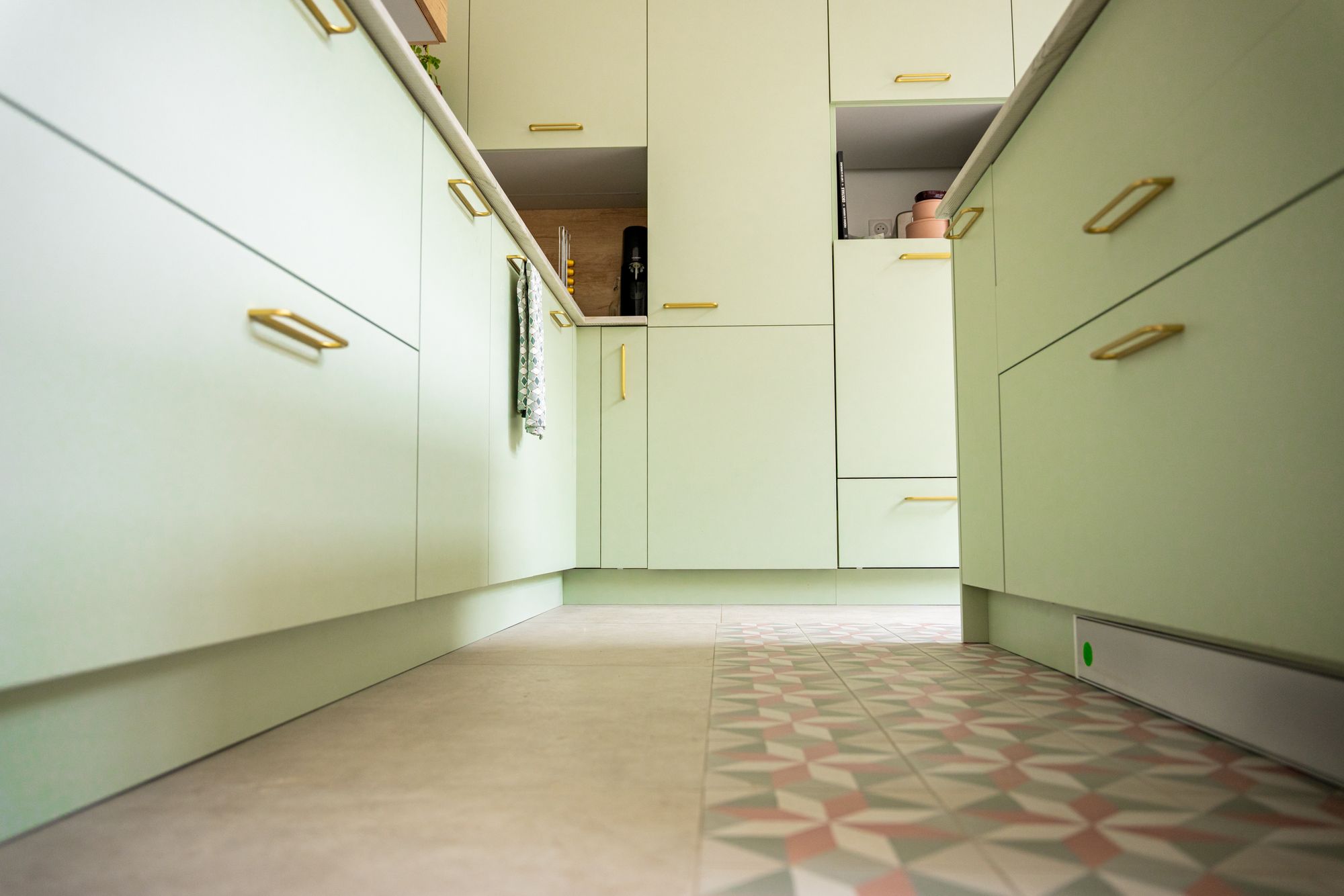 Cuisine vert pâle sur sol en carreaux géométriques, Angel Carrelages