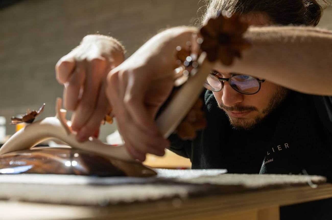 Artisan d'Artelier au travail sur une pièce sur-mesure