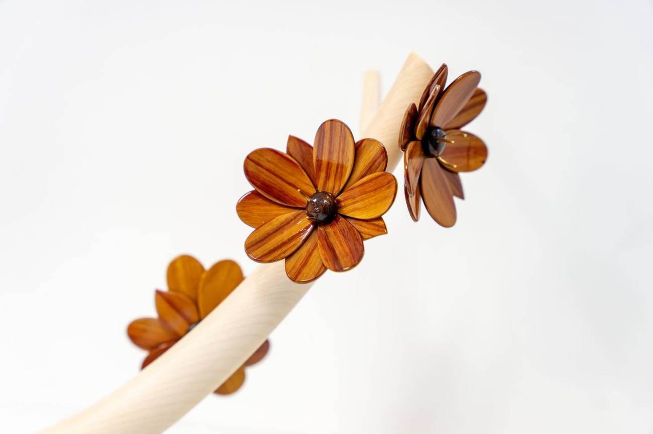 Détail des fleurs en bois marqueté, atelier Artelier