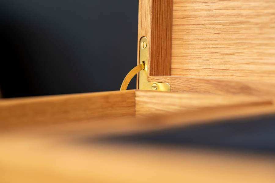 Gravure sur une pièce en bois signée Artelier