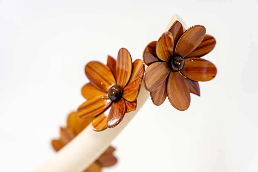 Détail de motif floral en marqueterie, atelier Artelier