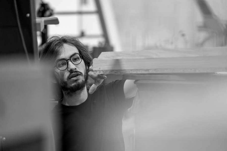 Artisan concentré sur une pièce en bois marqueté