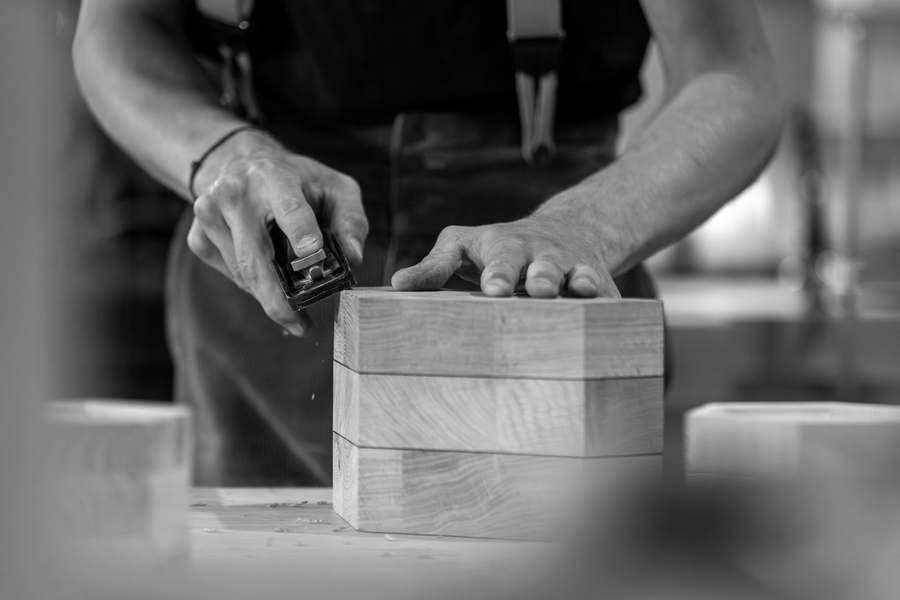 Découpe précise d'une fleur en bois marqueté