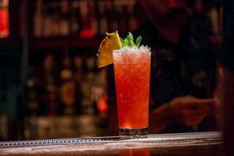 Baba au Rum — cocktail signature, reportage Studio VingTrois