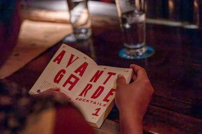 Détail de finition d'un cocktail chez Baba au Rum