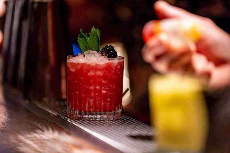 Cocktail signature garni de fruits rouges et menthe