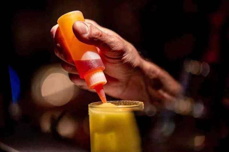 Finition d'un cocktail au bitter