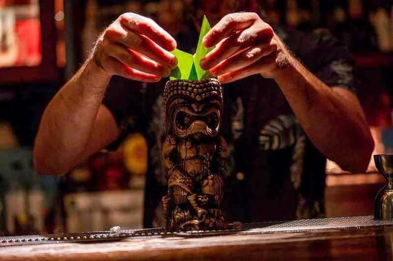 Trois cocktails signature garnis de menthe fraîche