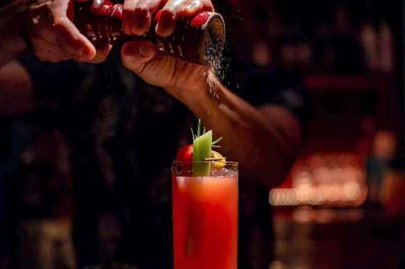 Bartender versant un spiritueux ambré