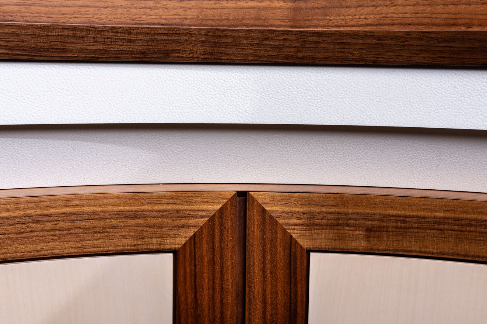 Détail d'assemblage bois et placage, Le Bâtiment Menuisier