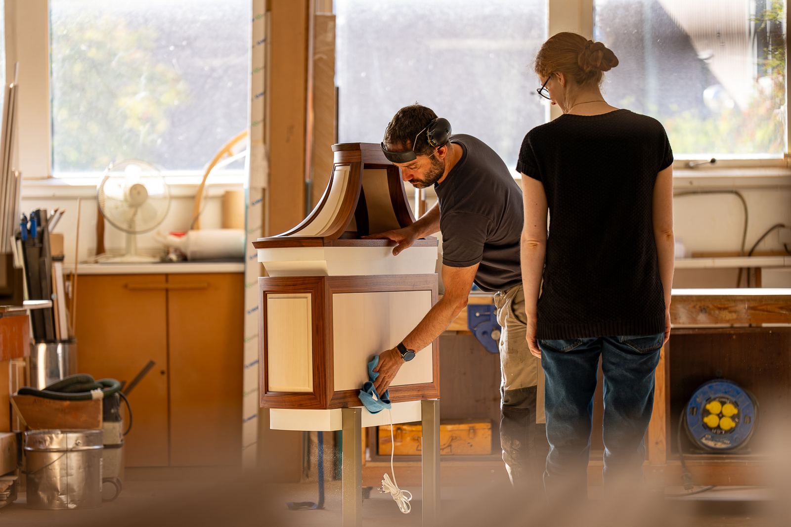 Contrôle qualité et finition d'un meuble sur mesure