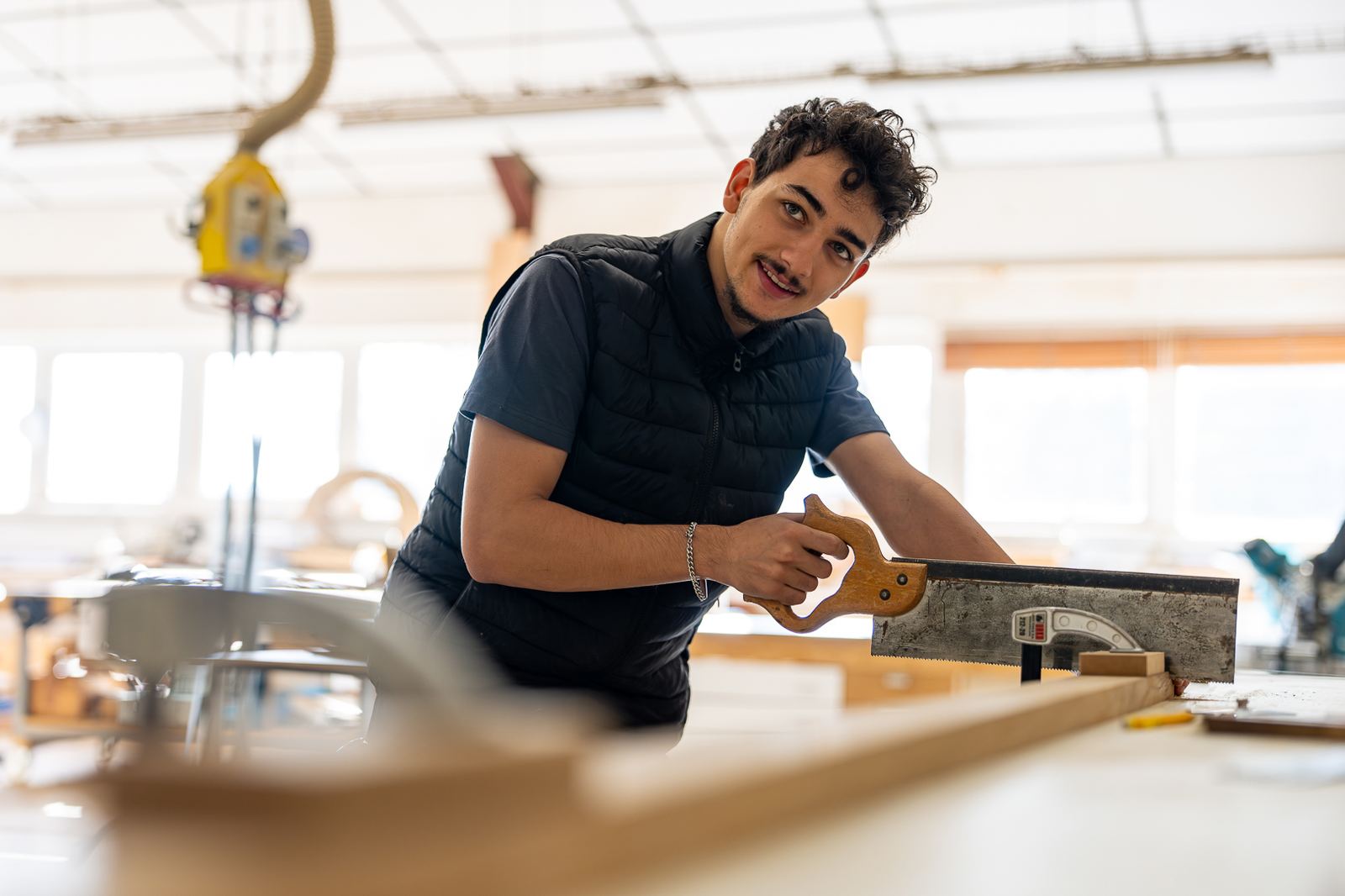 Jeune artisan menuisier au travail