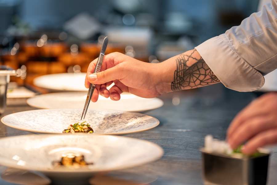 Dressage minutieux d'un plat en cuisine chez Christopher Coutanceau
