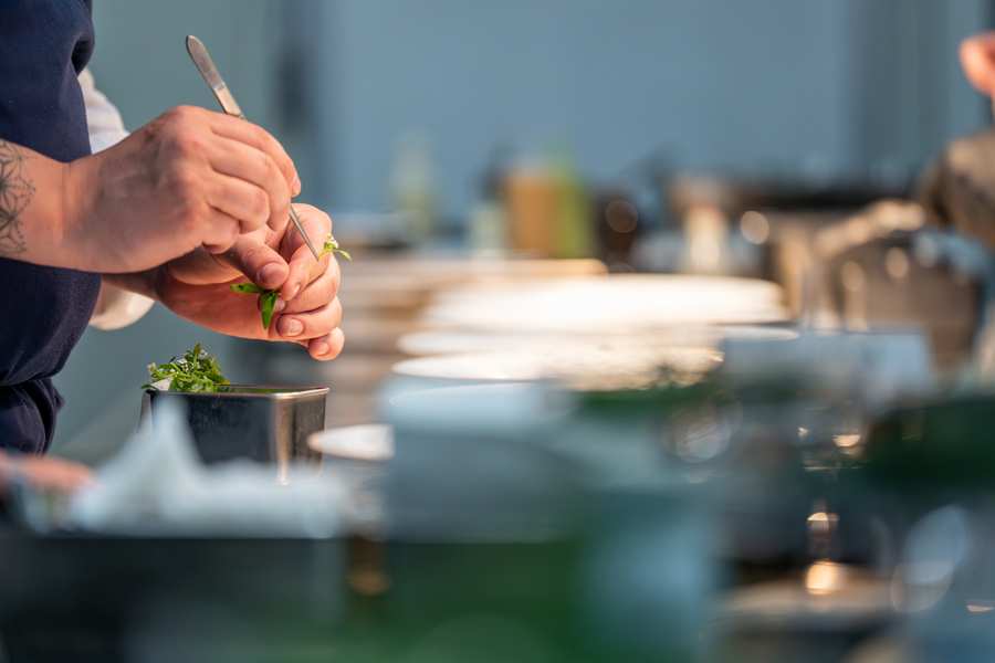 Détail du dressage à la pince en cuisine chez Christopher Coutanceau