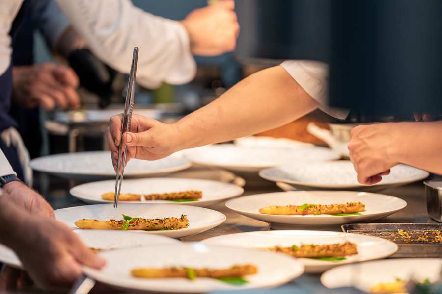 Chef Christopher Coutanceau en cuisine