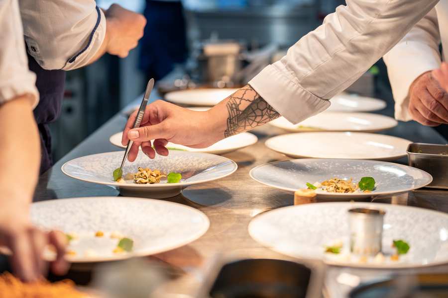 Finition d'un plat en cuisine, Christopher Coutanceau