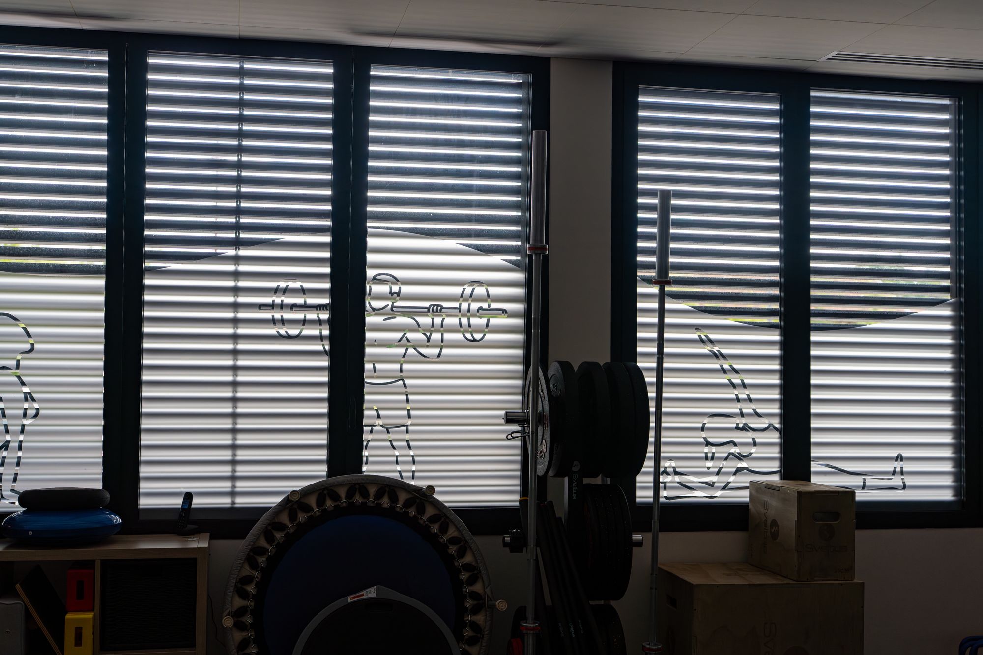 Volets et fenêtres aluminium vus de l’intérieur d’un atelier, Frechin
