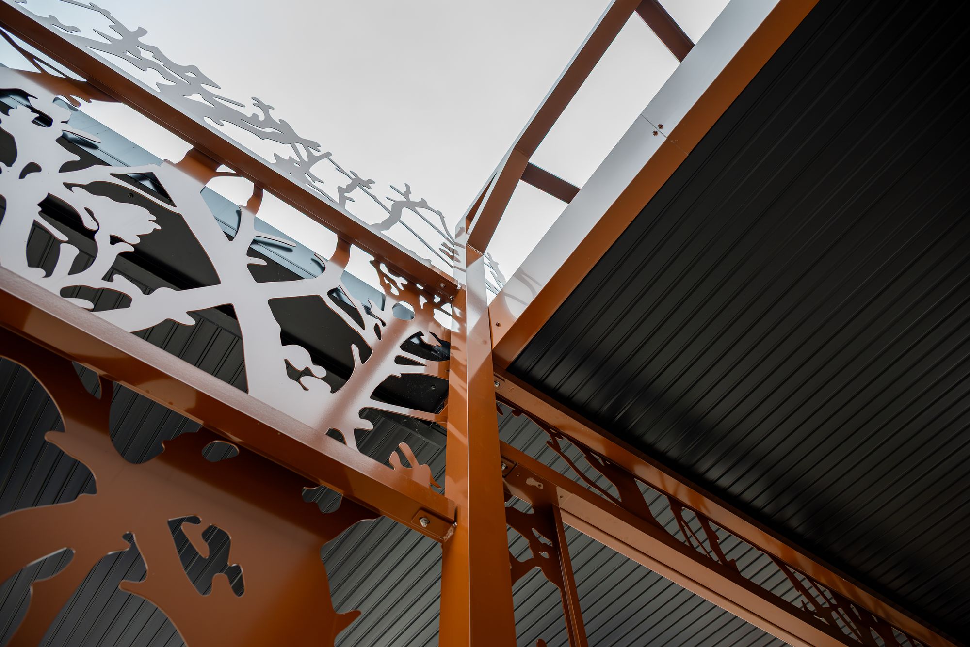 Escalier métallique orange à garde-corps découpé aux motifs végétaux, Frechin