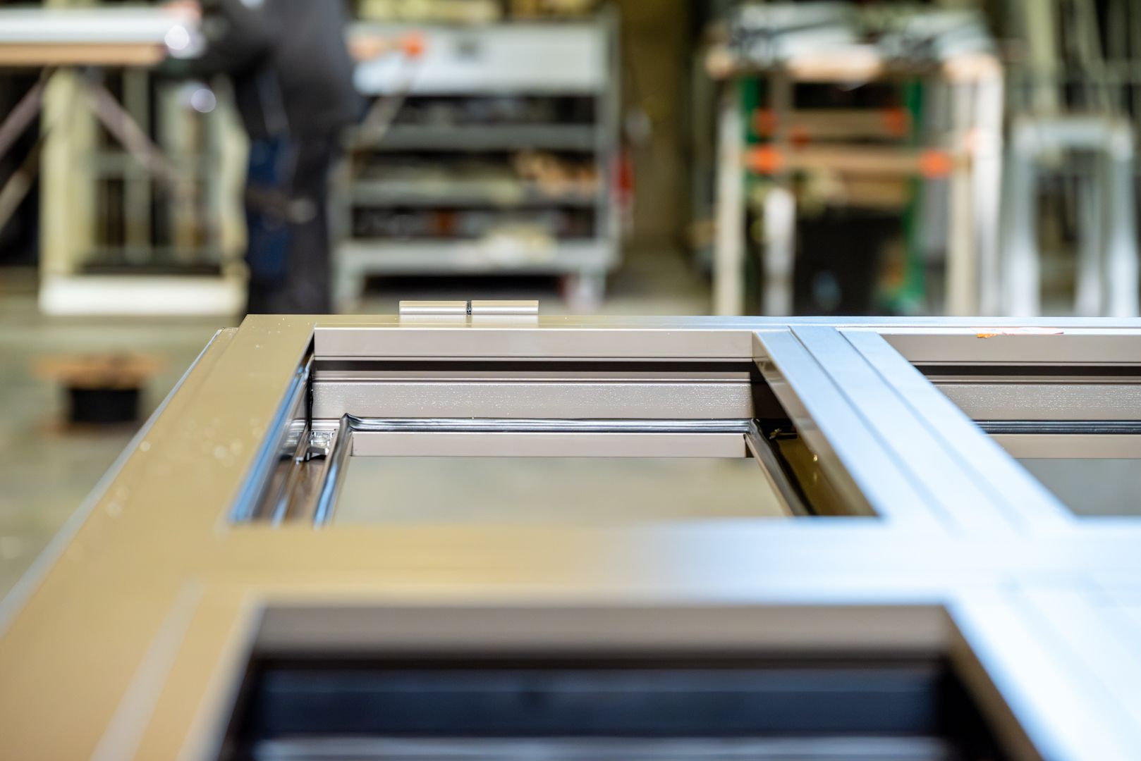 Cadre de menuiserie aluminium en fabrication dans l’atelier, Frechin