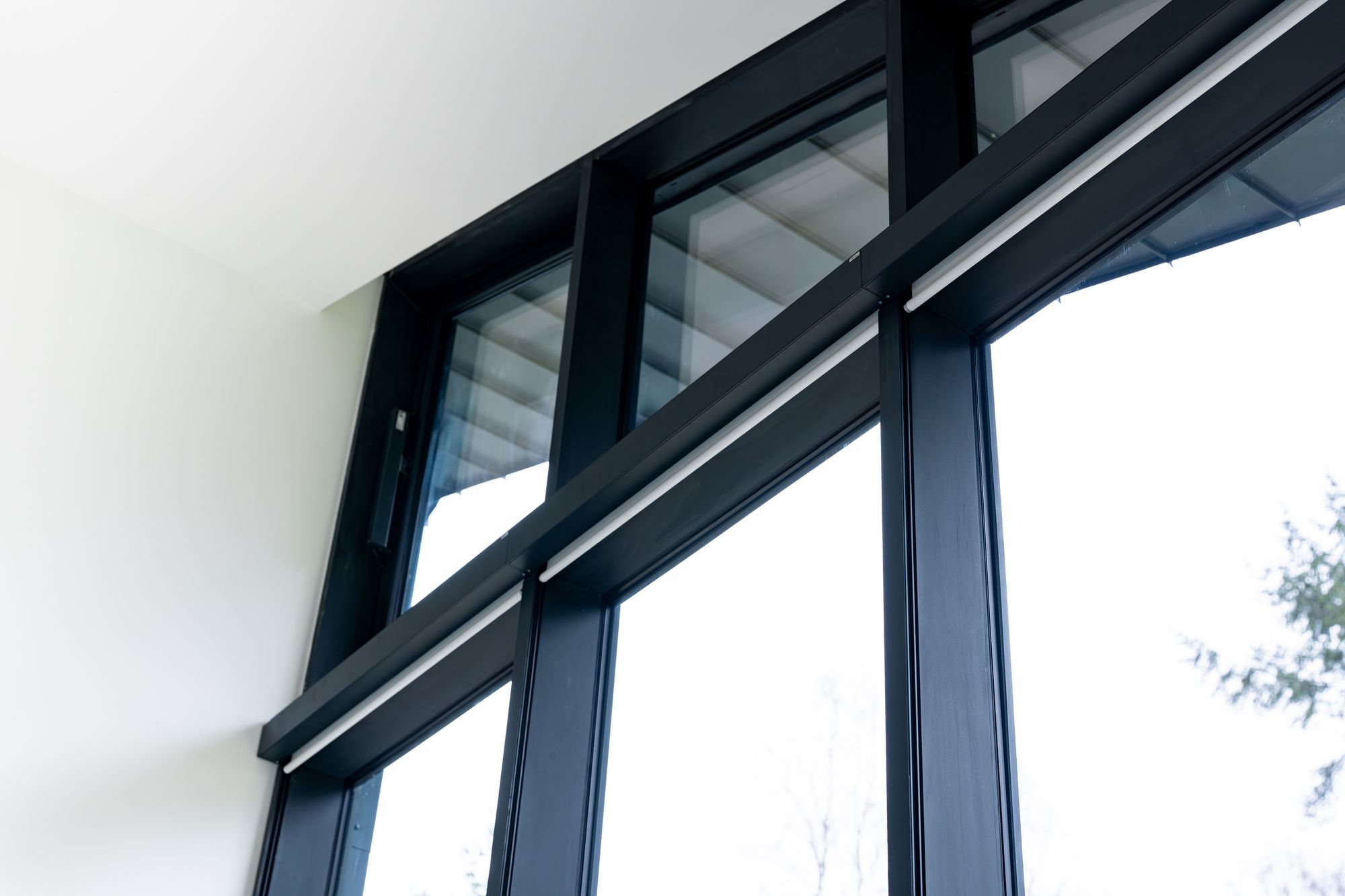 Grandes baies aluminium anthracite vues de l’intérieur, Frechin