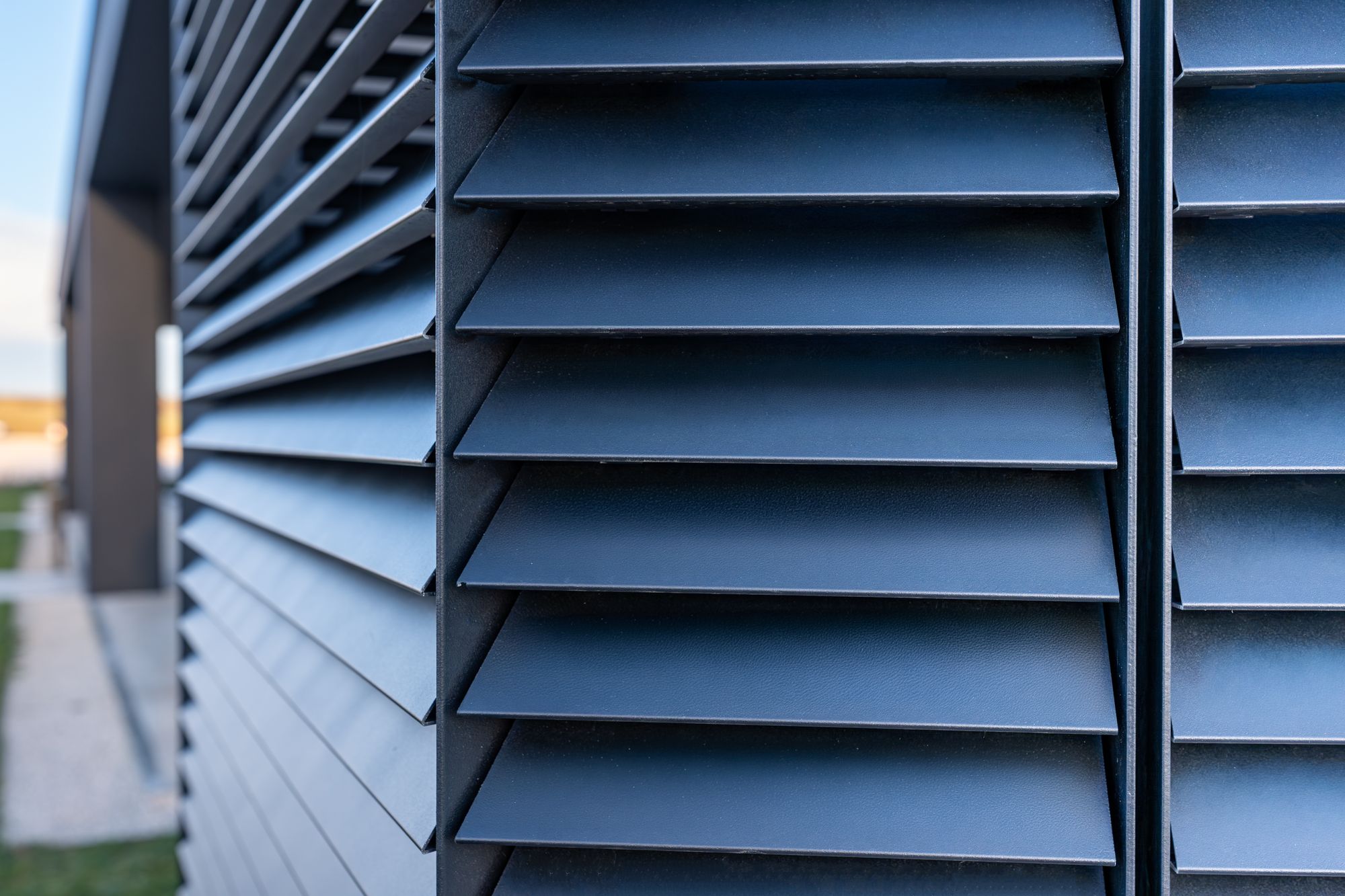 Lames orientables de brise-soleil bleu-gris en gros plan, Frechin