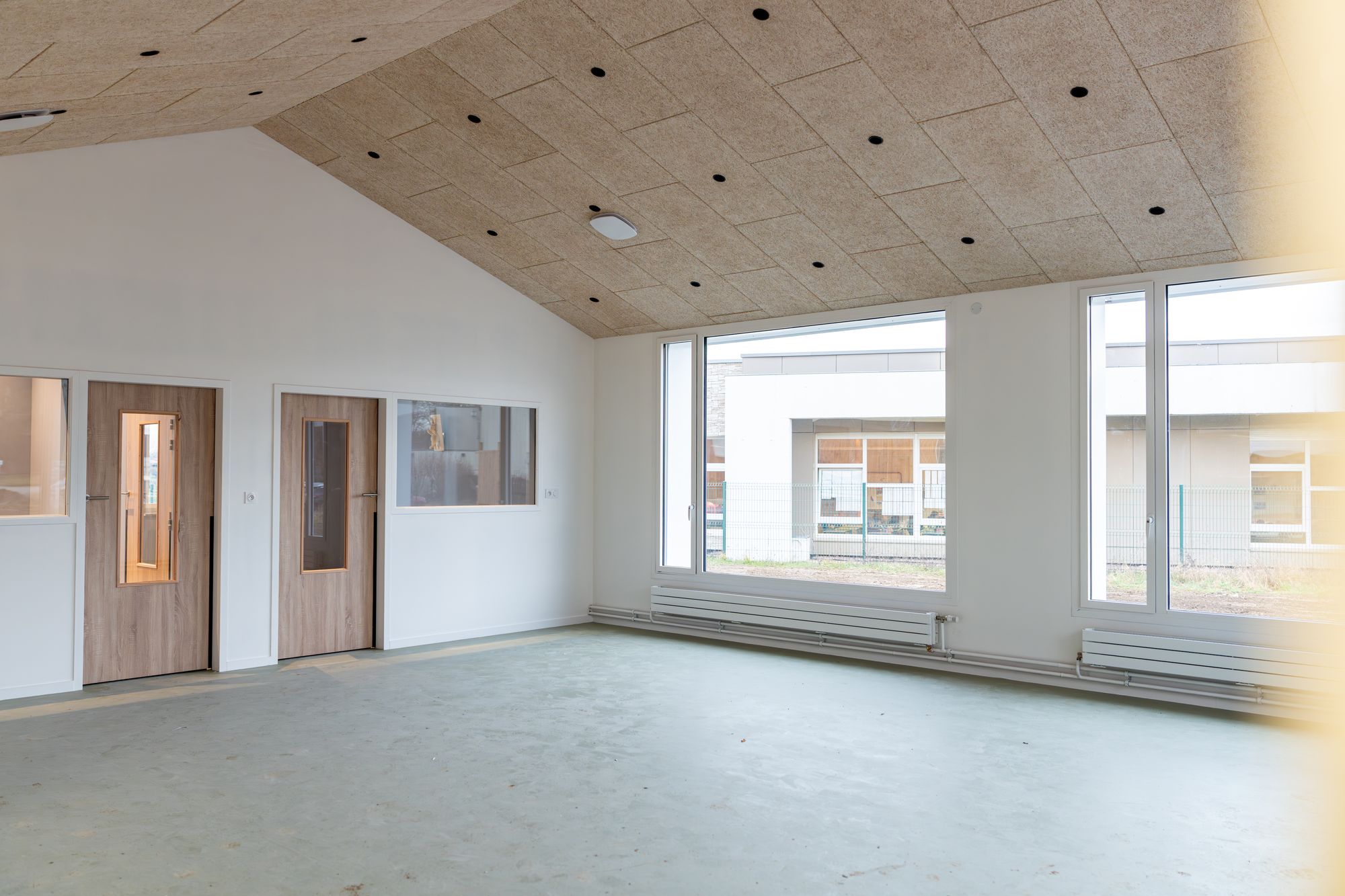Salle lumineuse sous charpente bois équipée de menuiseries neuves, Frechin
