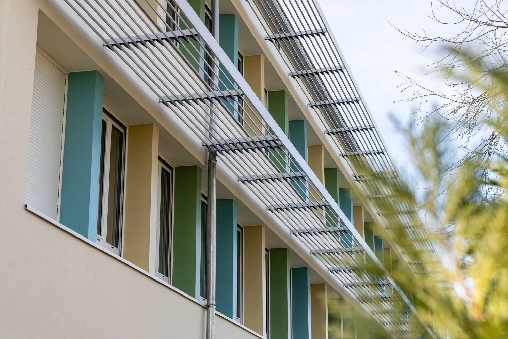 Brise-soleil en aluminium sur une façade de résidence, Frechin
