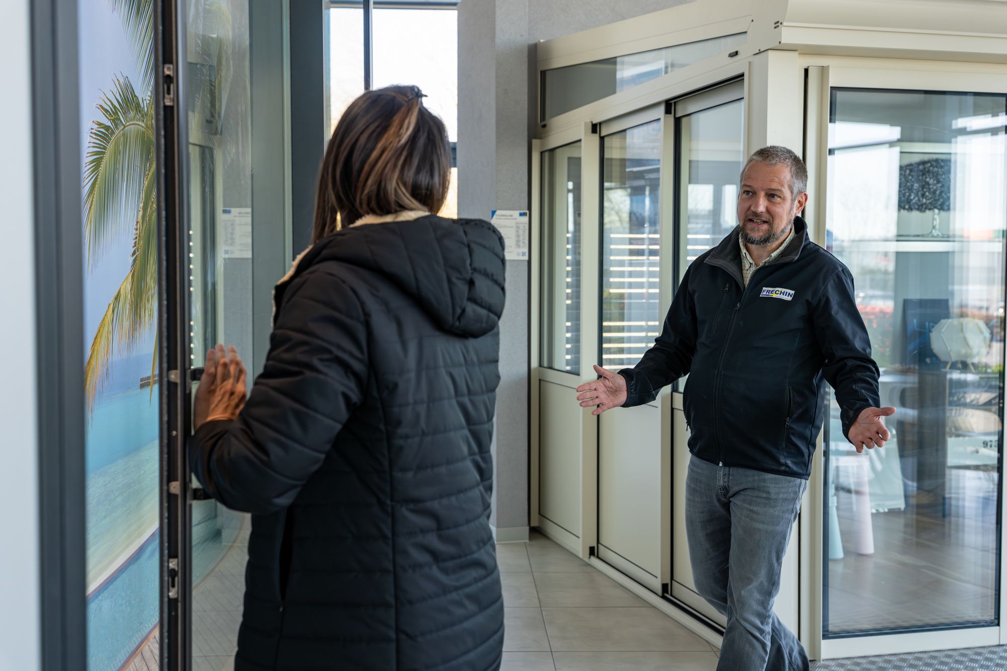 Accueil d’un client dans le hall d’exposition de Frechin