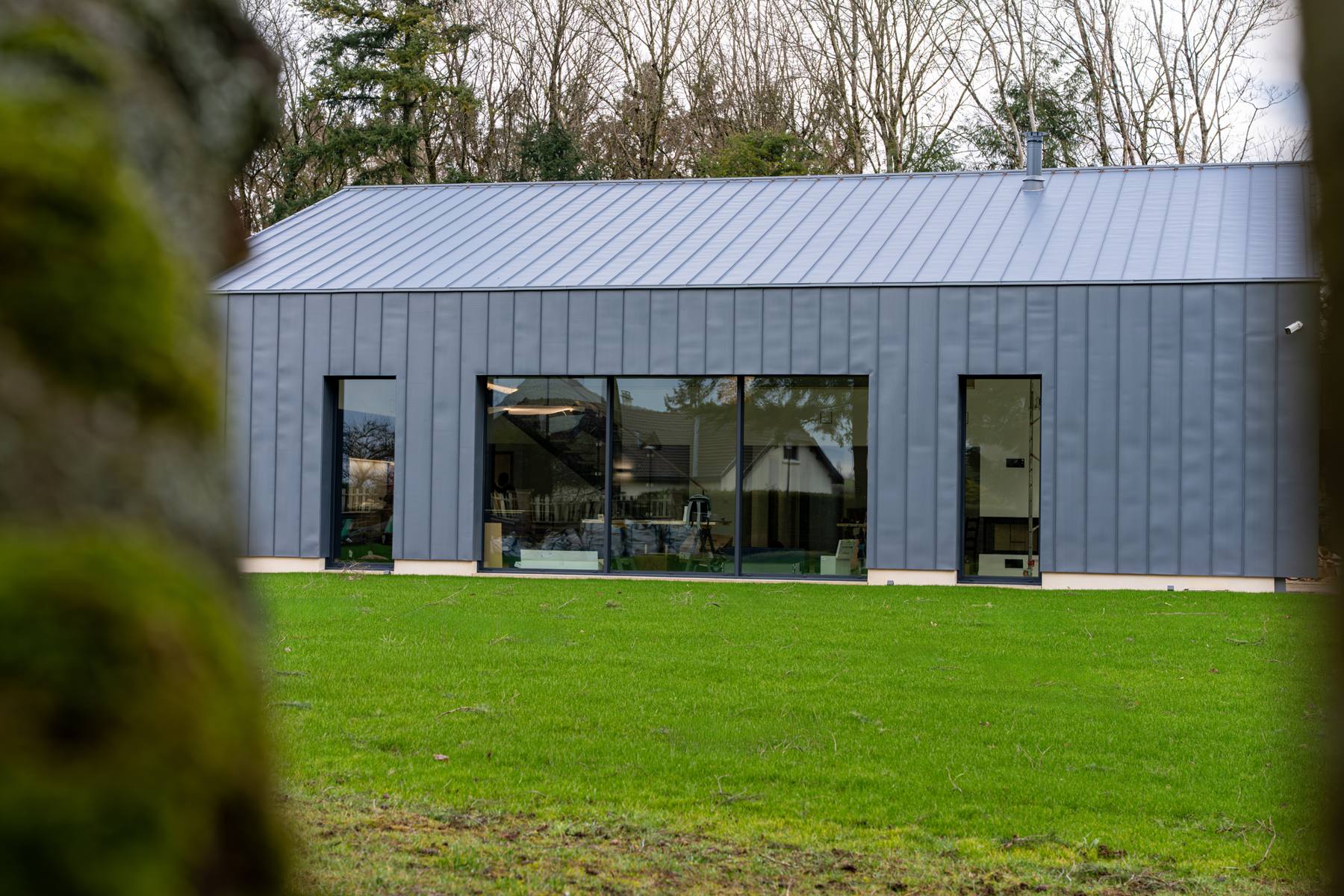 Bâtiment moderne en zinc avec grandes baies vitrées, Frechin