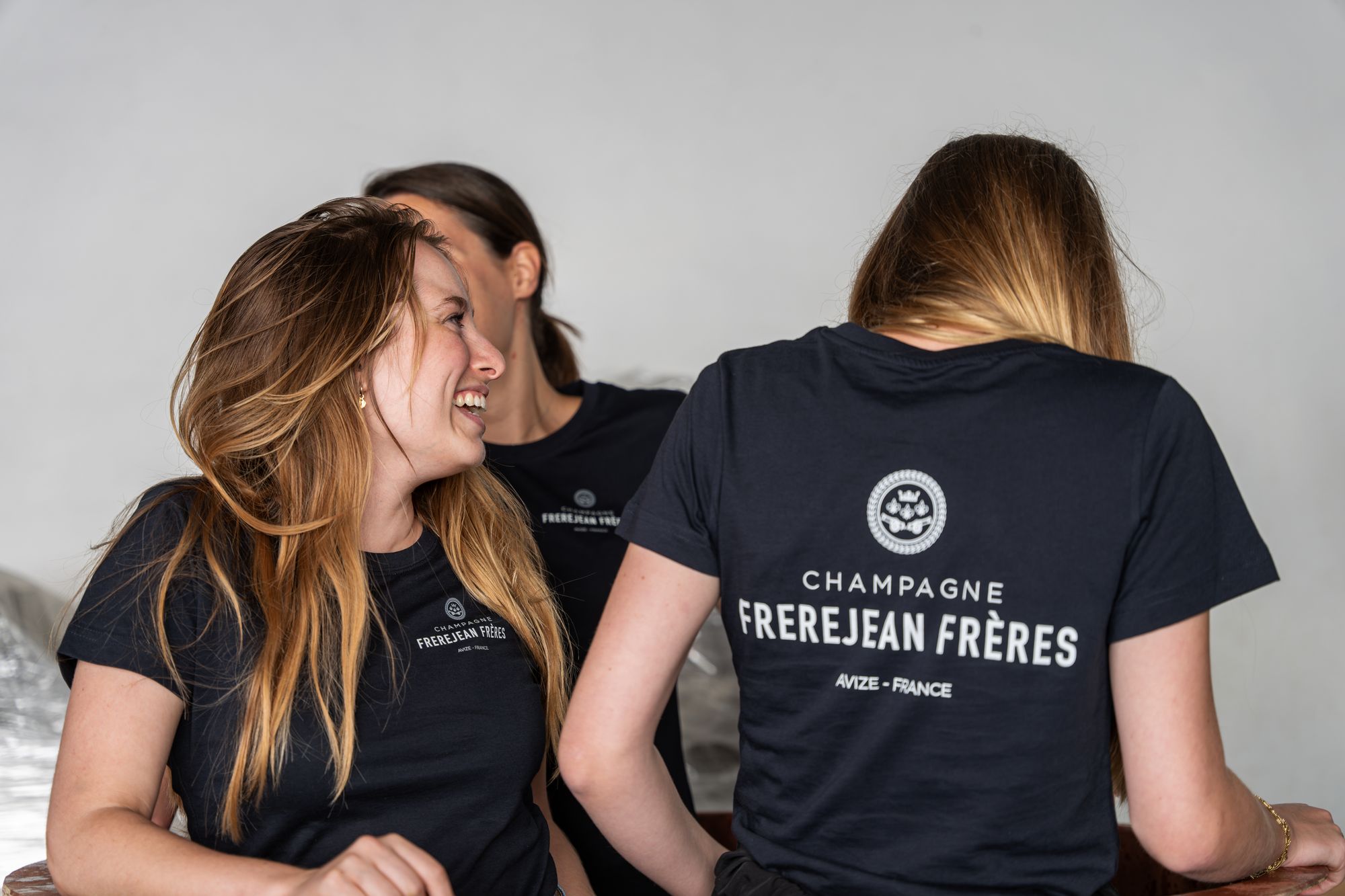 Équipe de Champagne Frerejean Frères portant les t-shirts de la maison