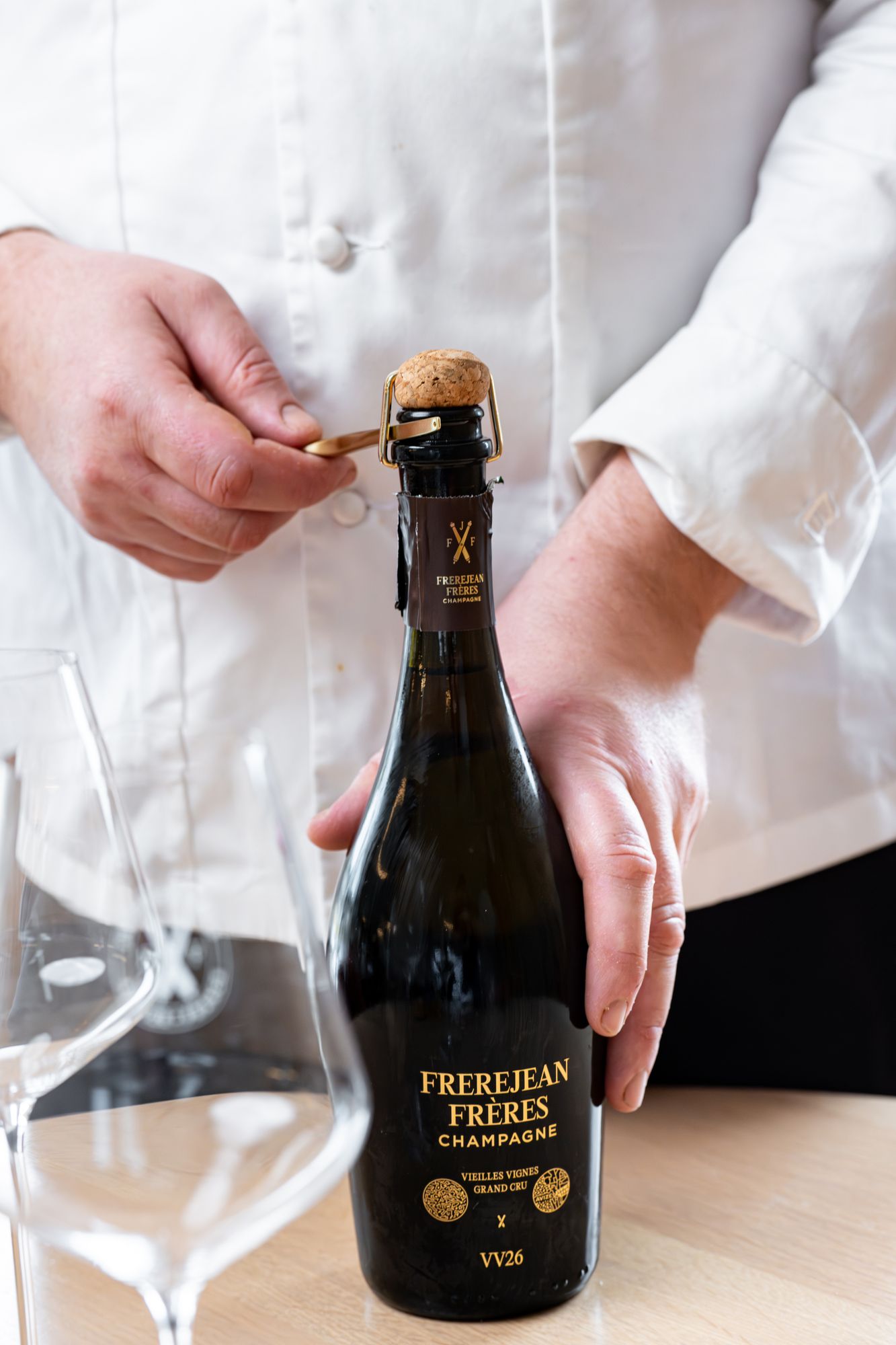 Chef ouvrant une bouteille de champagne Frerejean Frères Vieilles Vignes