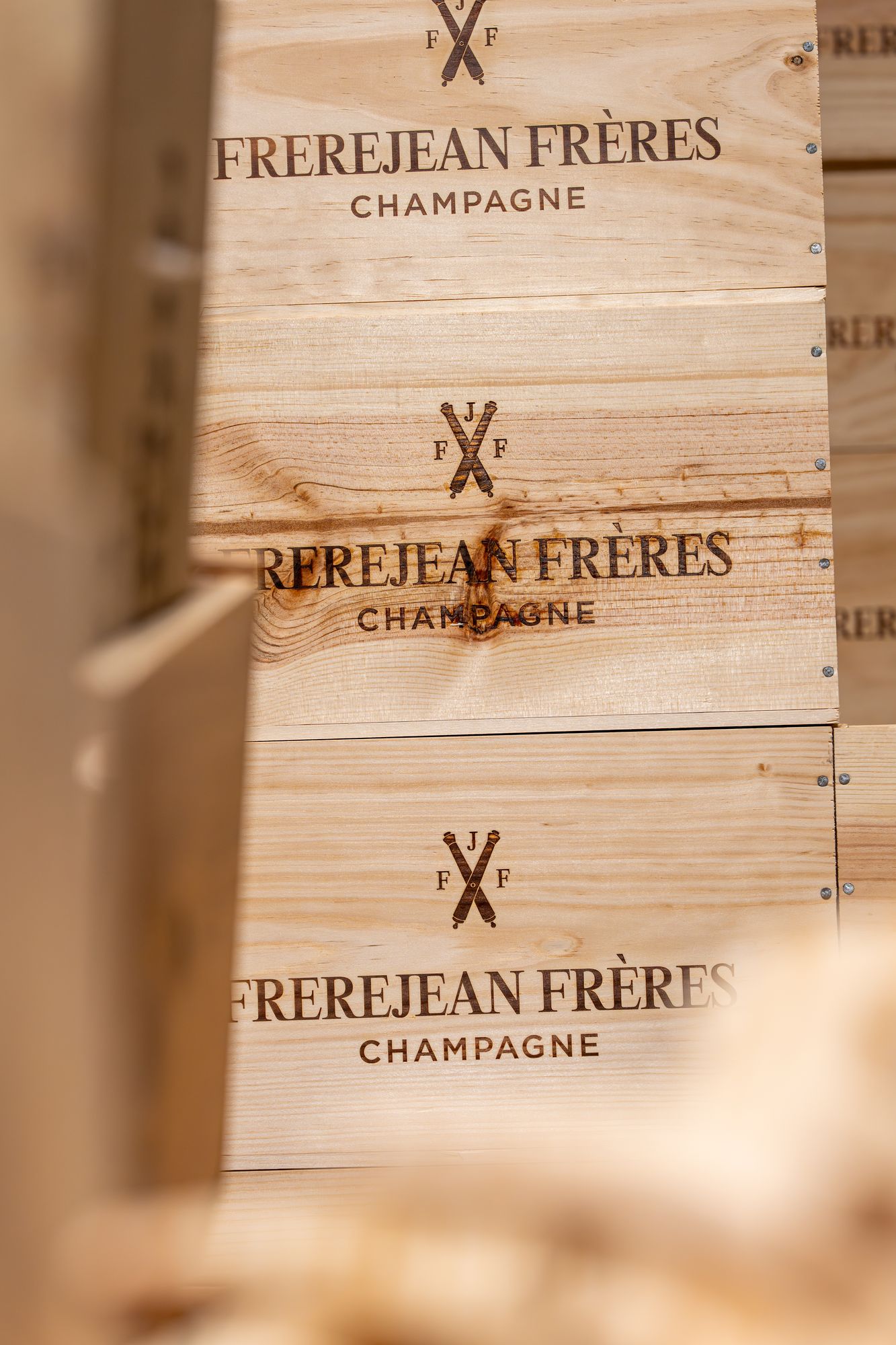 Caisses en bois estampillées Frerejean Frères Champagne