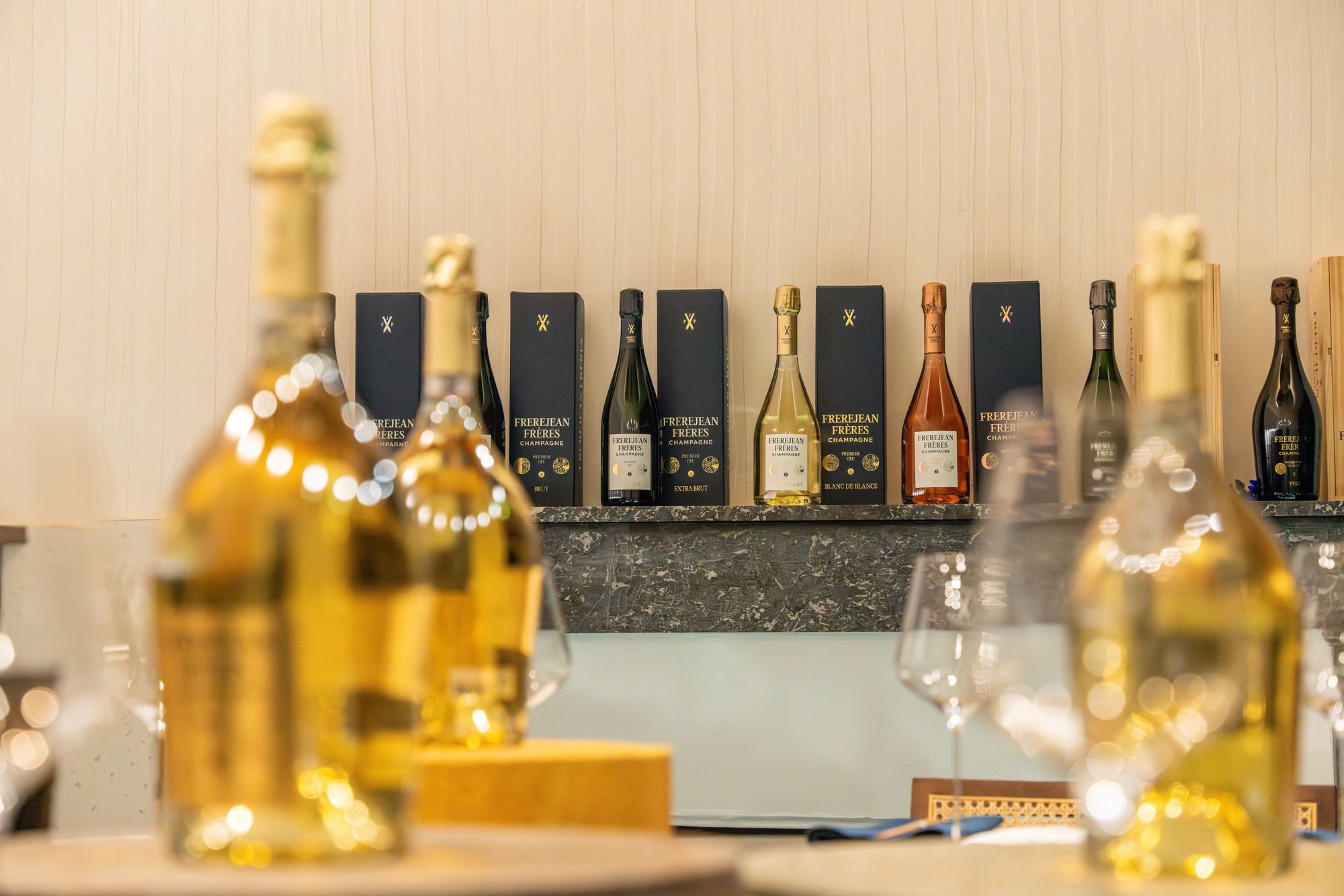 Bouteilles de champagne Frerejean Frères en boutique, premier plan flou