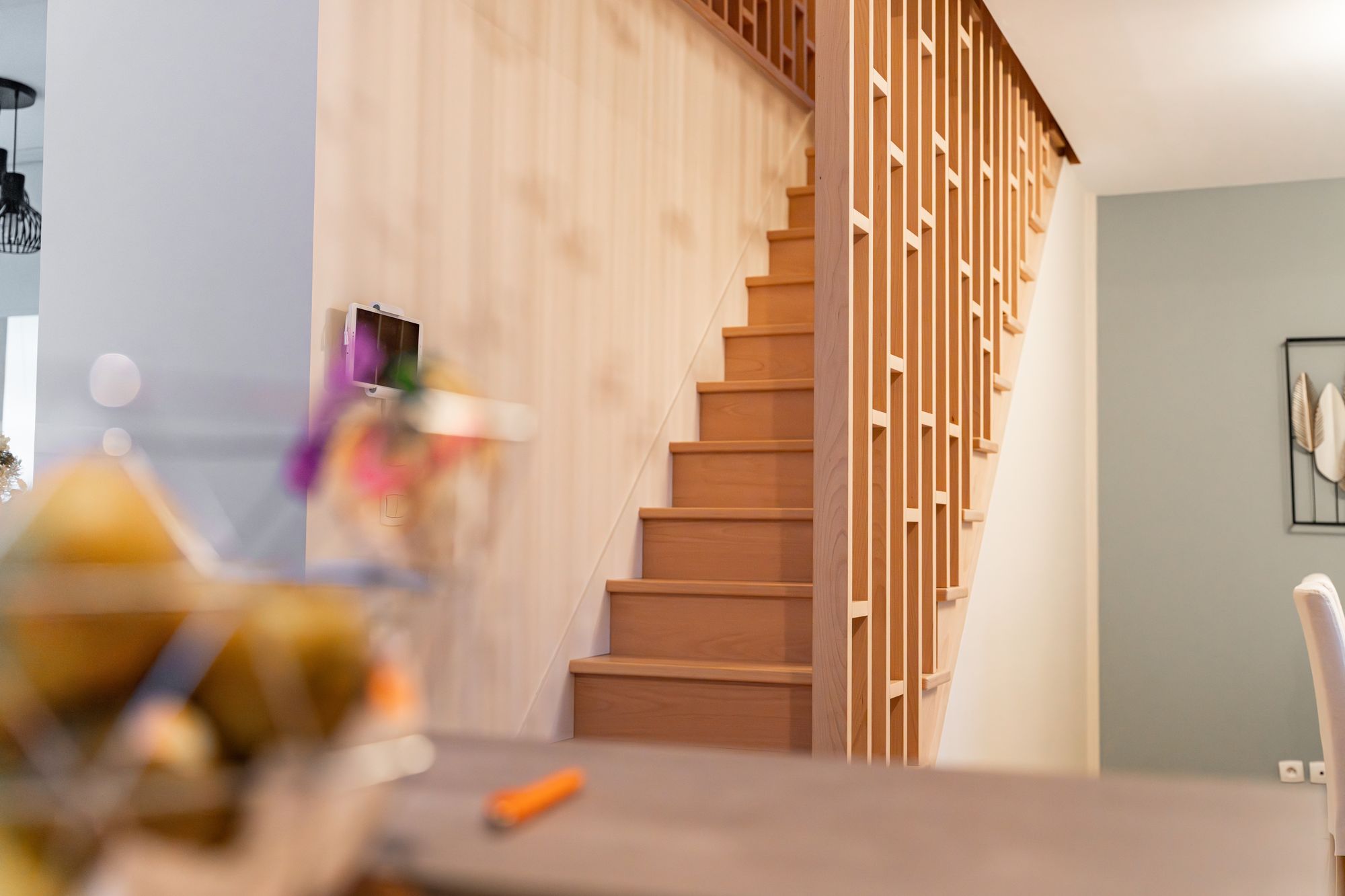 Escalier en bois clair à garde-corps ajouré, Menuiserie Janin
