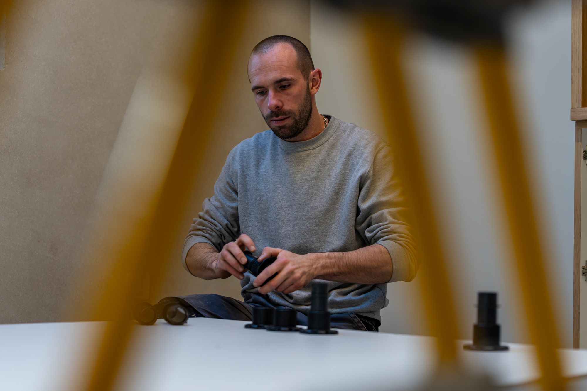 Artisan assemblant des pièces de quincaillerie à l’établi, Menuiserie Janin
