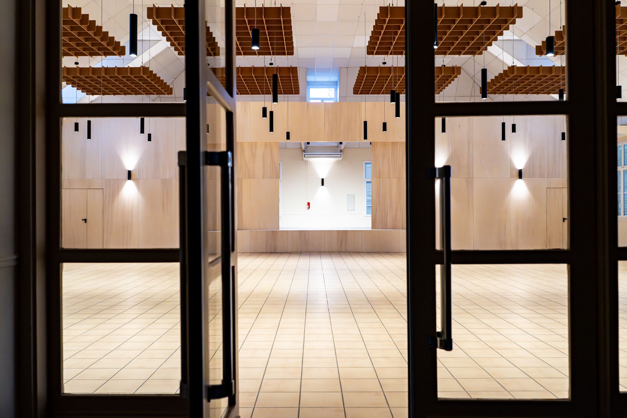 Hall d’entrée aux portes vitrées noires, plafond acoustique, Menuiserie Janin