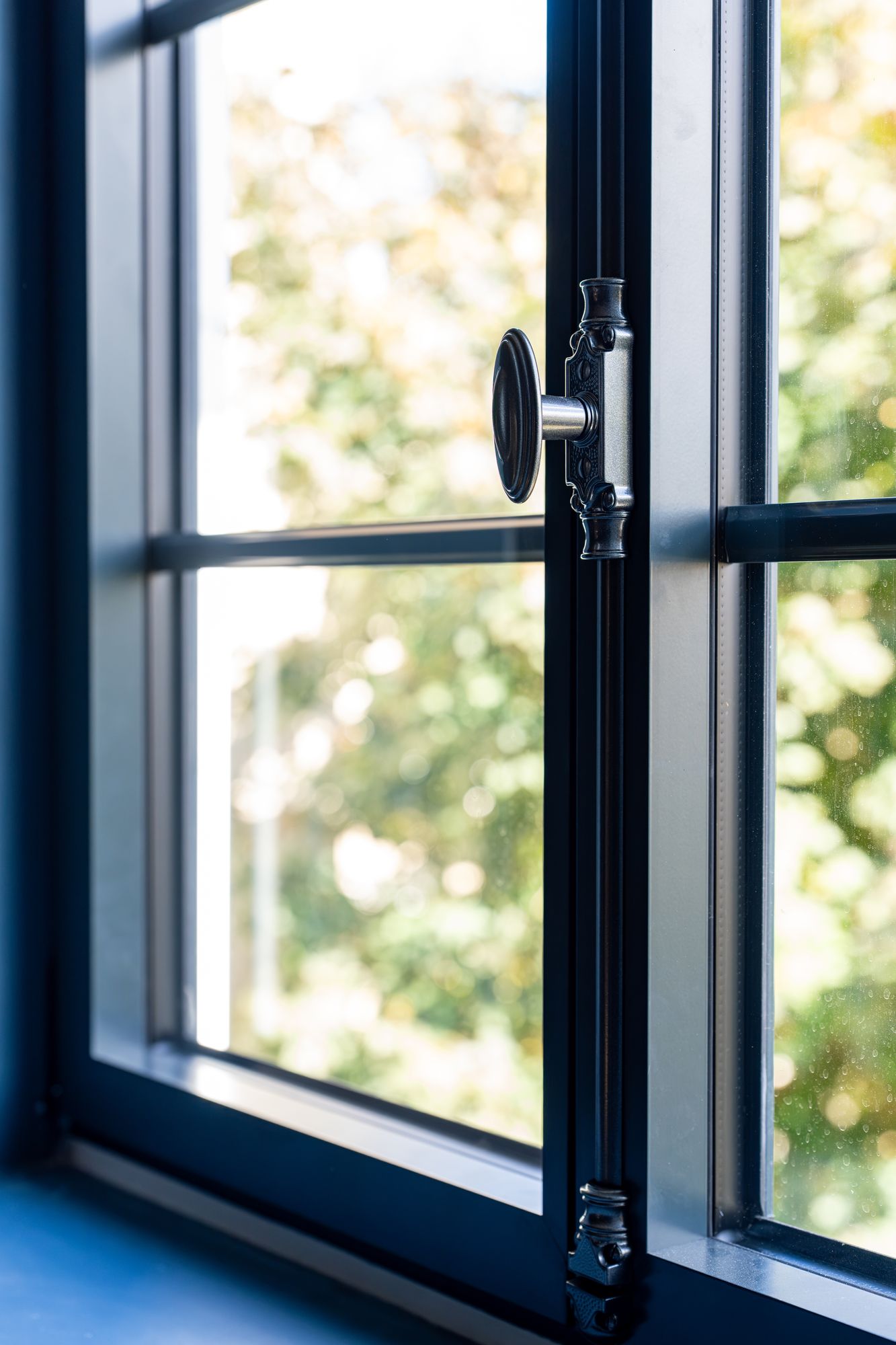 Fenêtre aluminium anthracite avec poignée à crémone, Menuiserie Janin