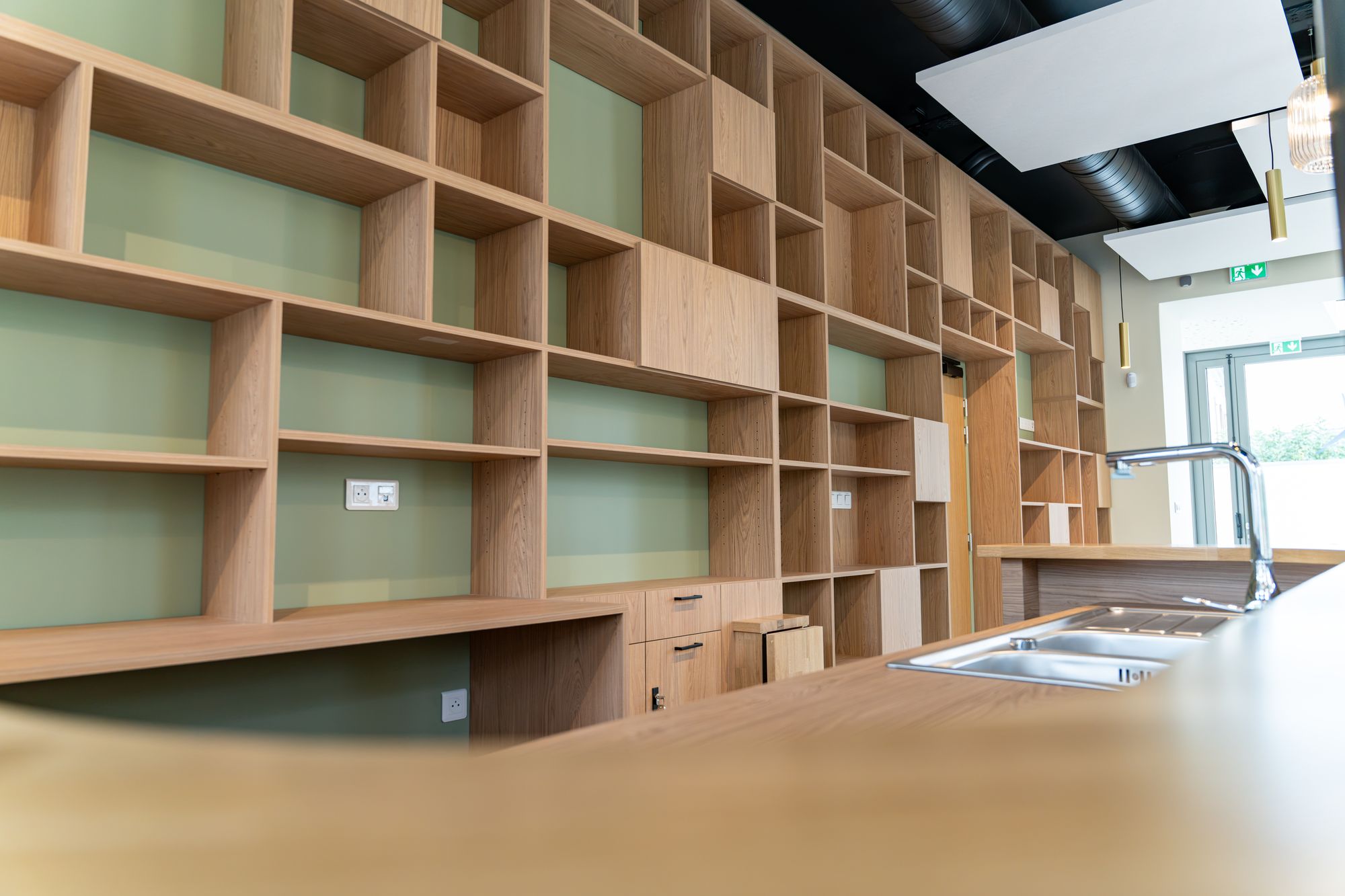 Bibliothèque en chêne à niches colorées, Menuiserie Janin
