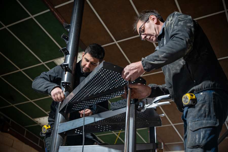Métallier de MSK en plein assemblage sur un ouvrage