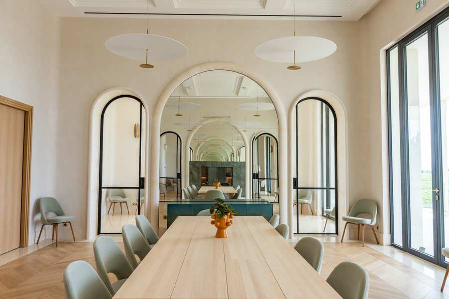 Ouvrage métallique dans un intérieur contemporain