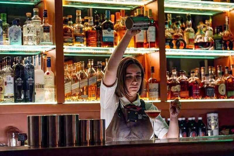 Red Frog — bartender au shaker, reportage Studio VingTrois