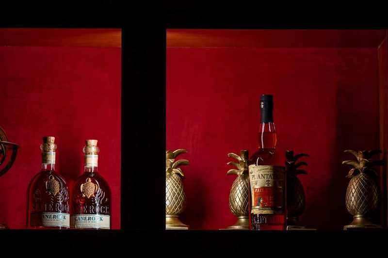 Étagère de spiritueux et décor du bar Red Frog