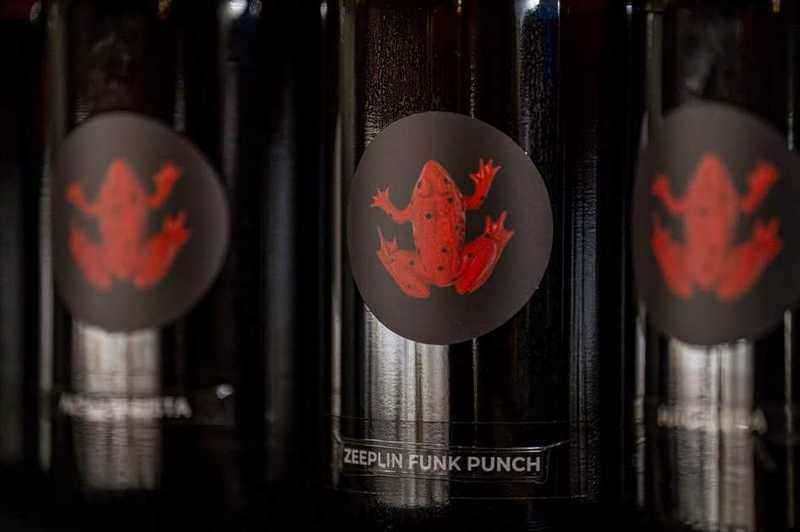 Bouteilles signature à l'étiquette Red Frog