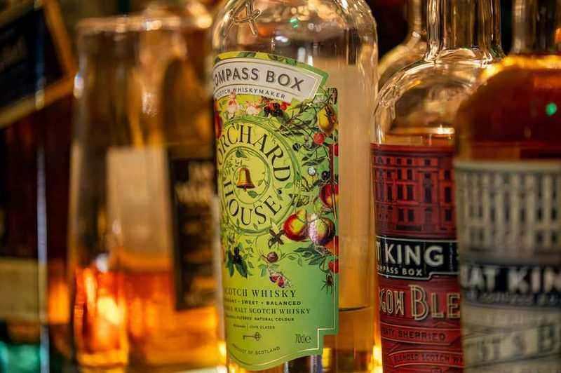 Sélection de whiskies rares au bar Red Frog