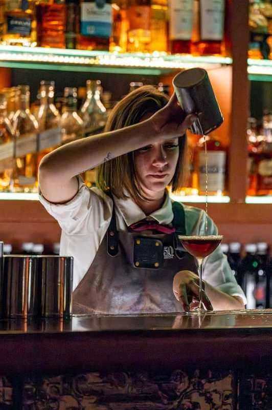 Bartender de Red Frog versant un cocktail au shaker